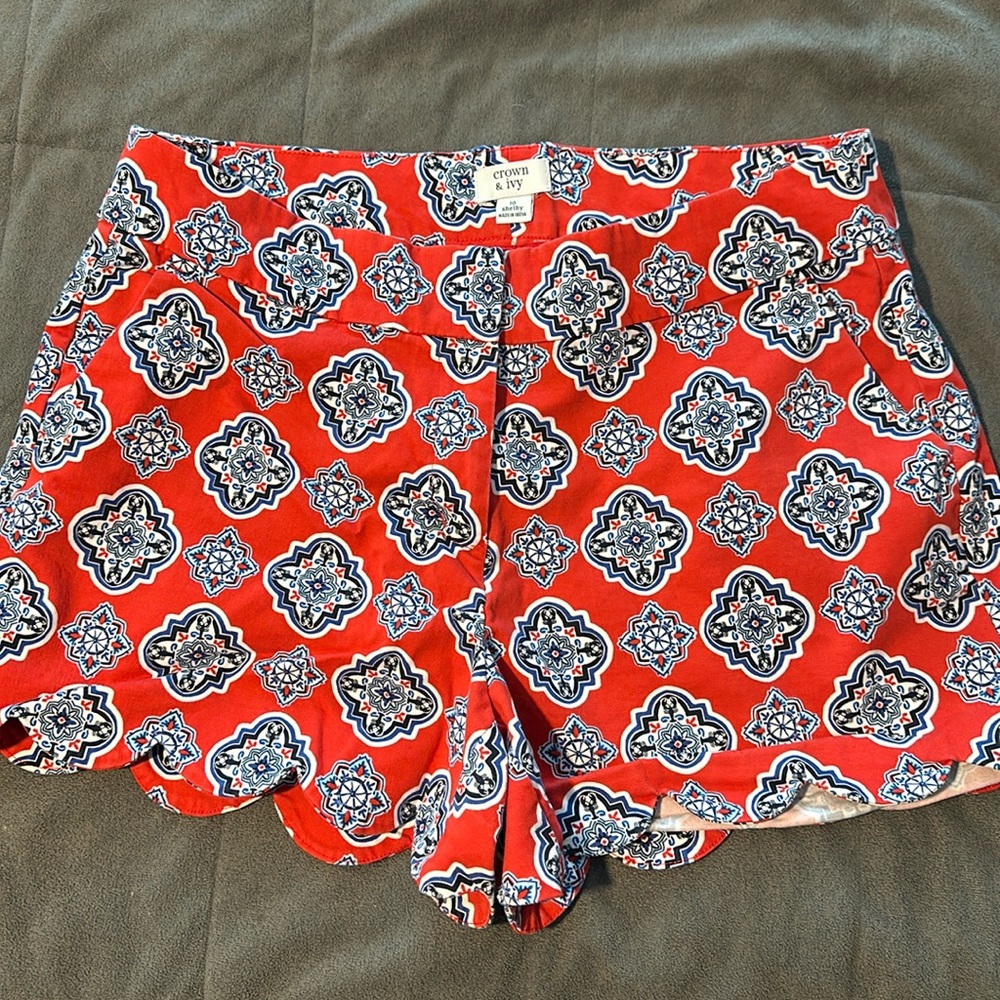 Women’s crown & Ivy 4” inseam scallop shorts